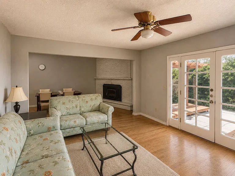 1203 Colby Dr — Photo 4