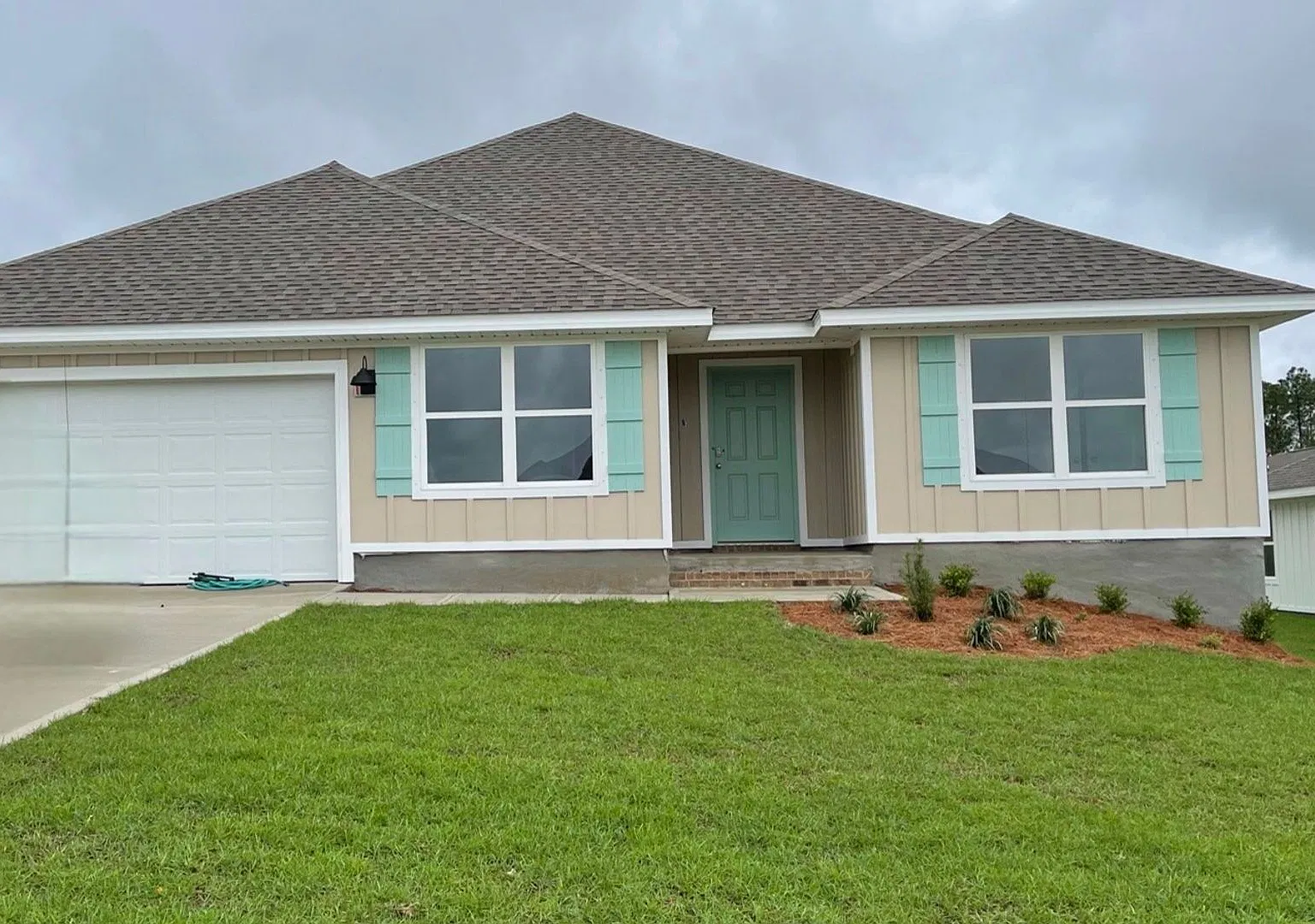 5-Bedroom/3-Bath Home with Open Floor Plan & Community Pool — Photo 2