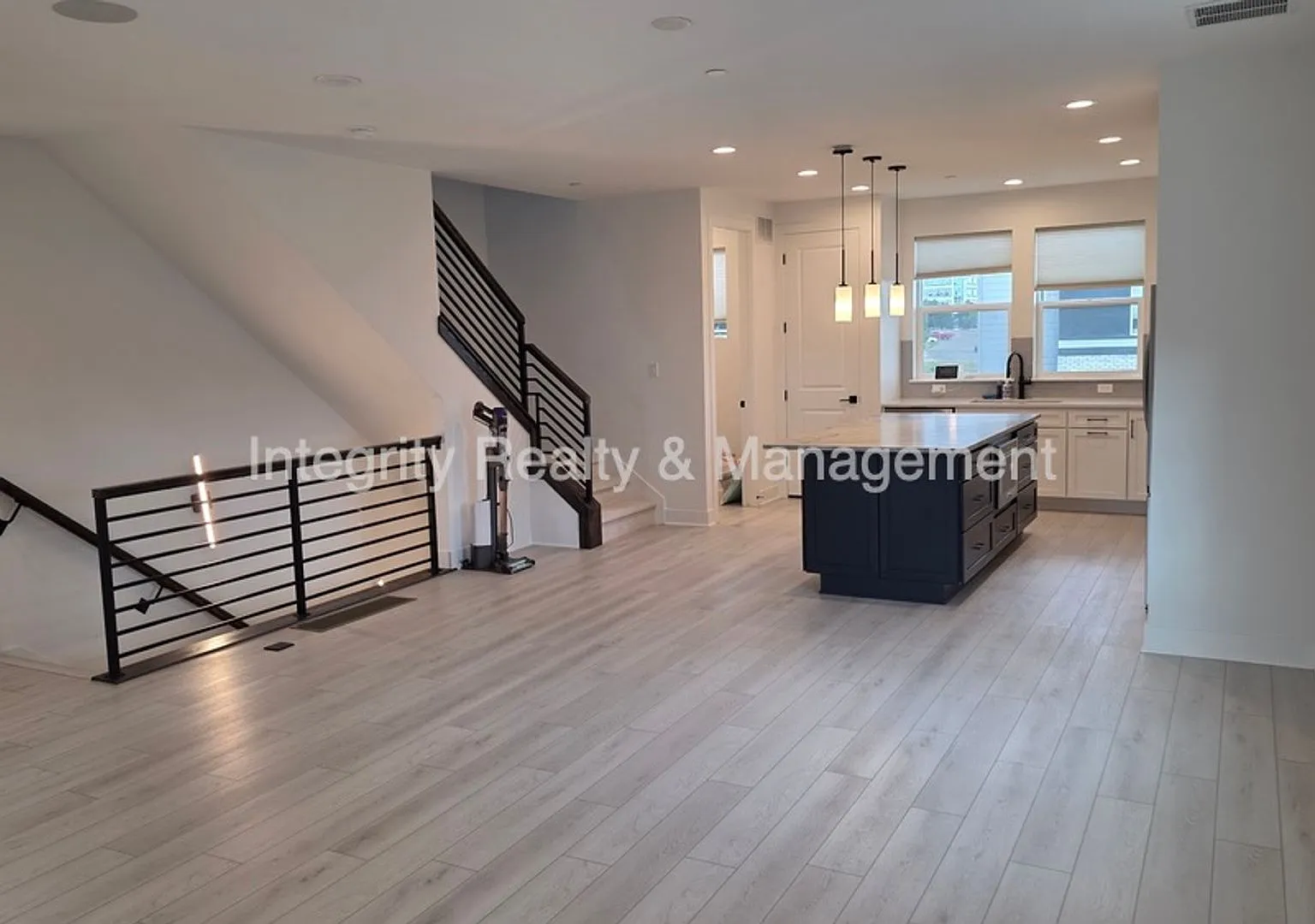 3 Bed/3 Bath, 1855 Sqft - 11014 E Hinsdale Cir — Photo 3