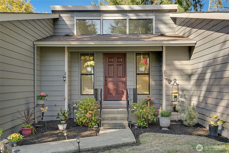 3rd image of 907 Powell Street