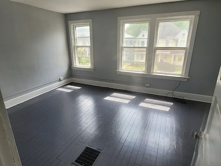 742 W King St — Photo 7