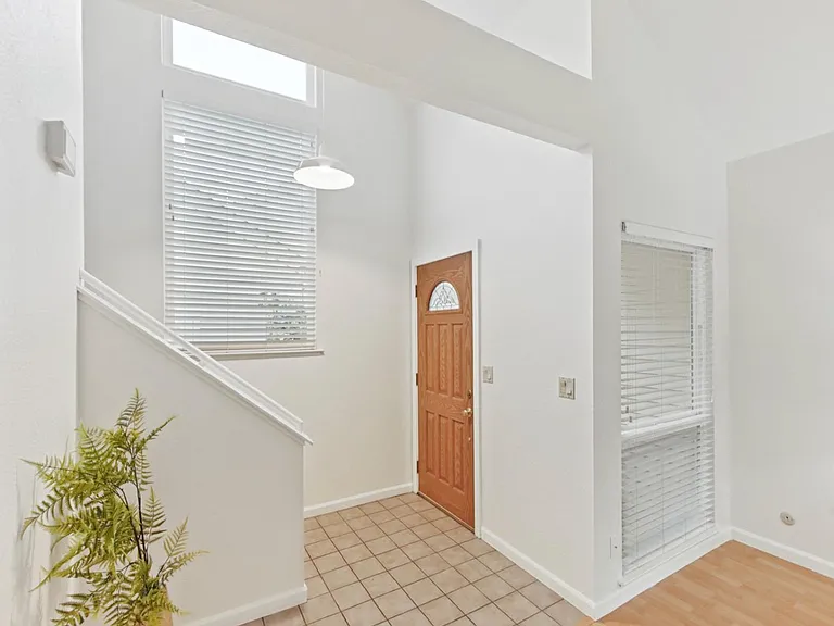325 E 8th St #5 — Photo 23