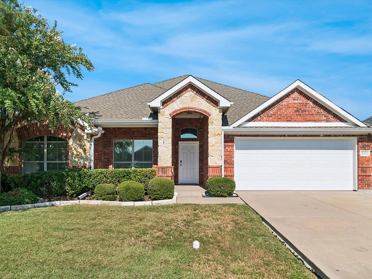 3 bed, 2276 sqft, $2,300 — Photo 1