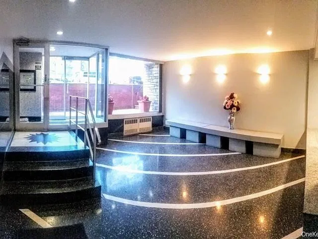 1 bed, 1.0 bath, 750 sqft, $2,400 — Photo 2