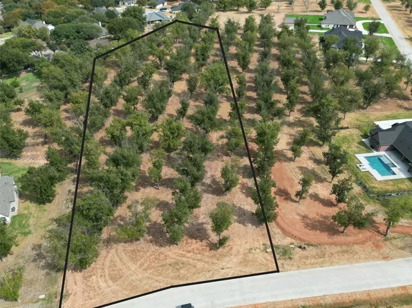930 E Landings Dr, Granbury, TX 76049