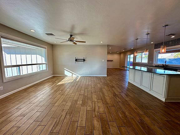 3rd image of 2820 E Sunnyside Dr