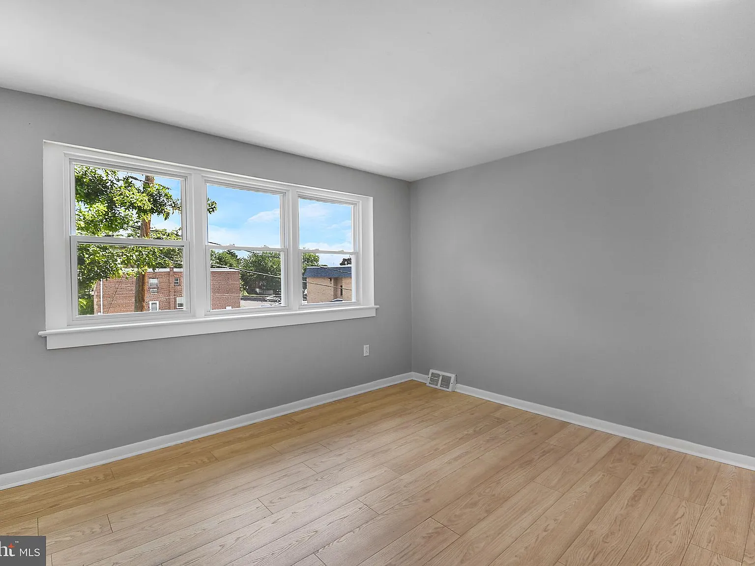 3 bed, 1.0 bath, 900 sqft, $2,145 — Photo 2