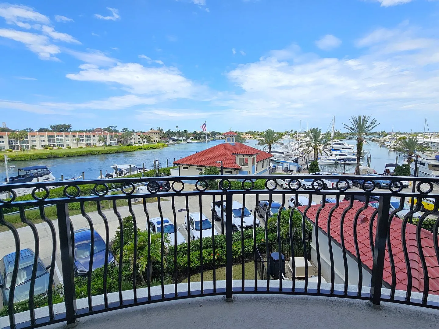 Annual Furnished or Seasonal Short-Term 3 Bedroom 2 Bathroom Luxury Condo on Venice Island! — Photo 3