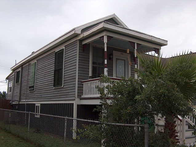 1st image of 913 Sealy St