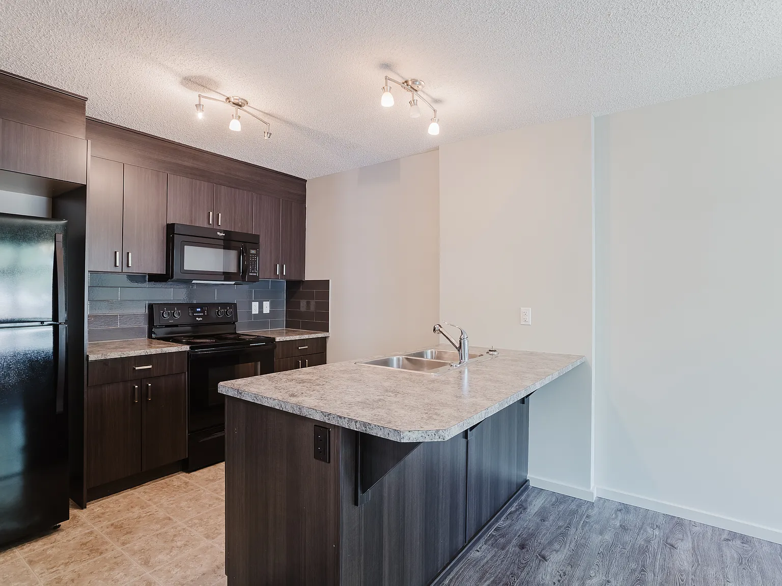 3 Bed and 1 Bed Units in Montrose For Rent — Photo 1
