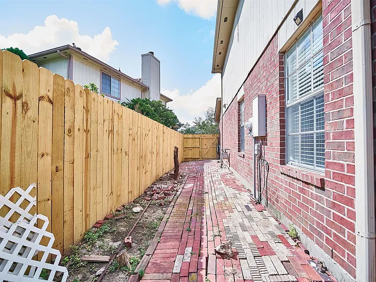 11011 Landsbury Ct — Photo 32
