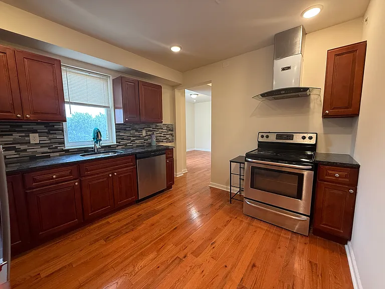326 N 40th St #10 — Photo 1