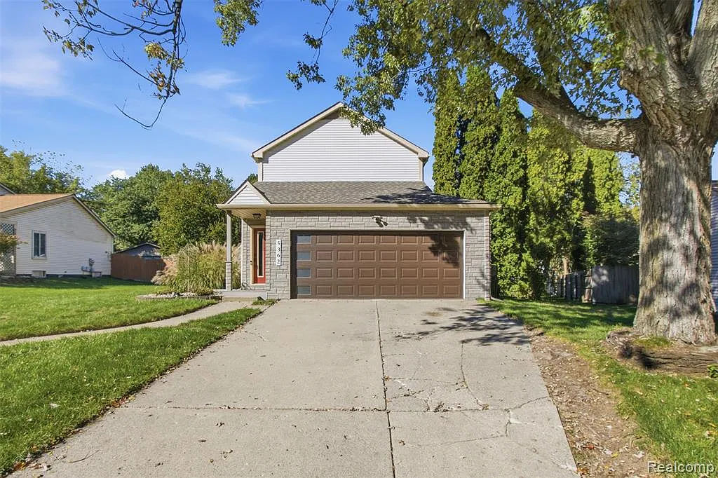 3 bed, 2.5 bath, 2333 sqft, $2,700 — Photo 1