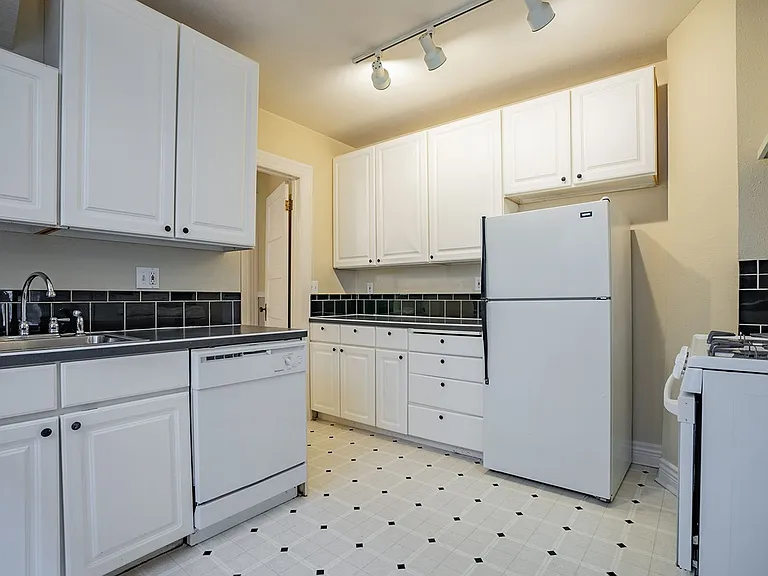 Alexander Apartments — Photo 9