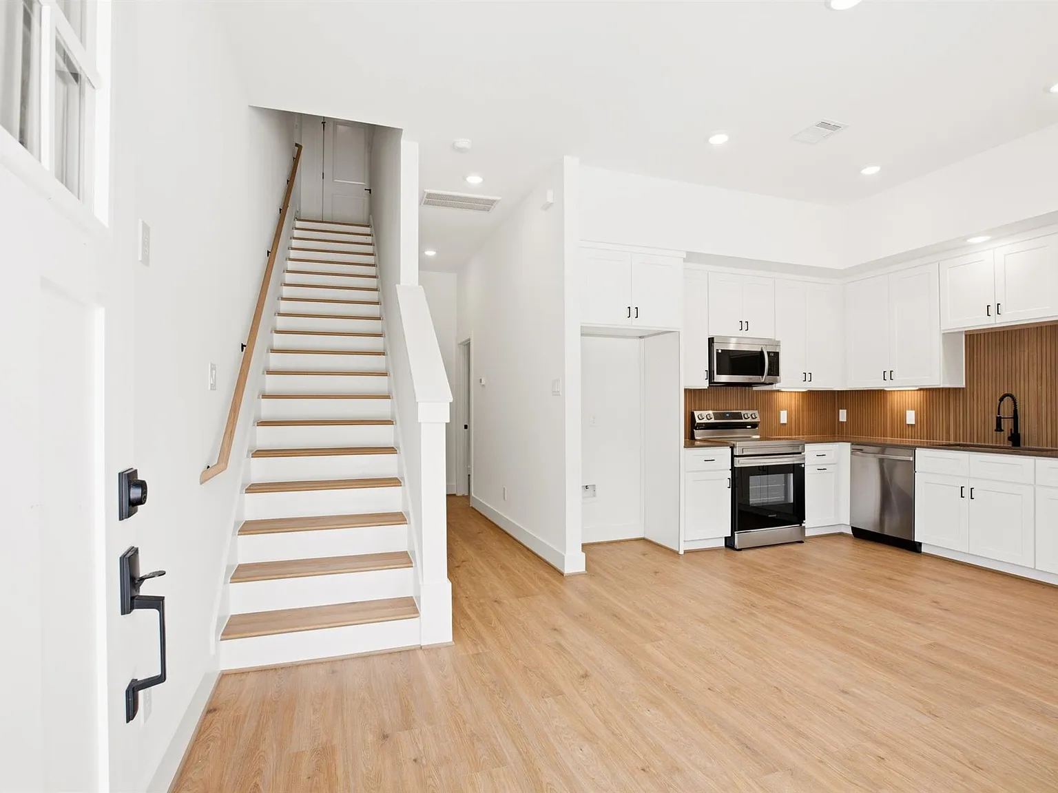 3 bed, 2.5 bath, $1,759 — Photo 2