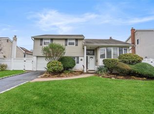 20 Roberta Ln, Syosset, NY 11791