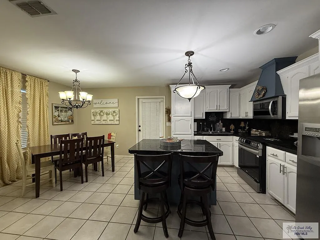 3 bed, 2.0 bath, 1278 sqft, $1,350 — Photo 2