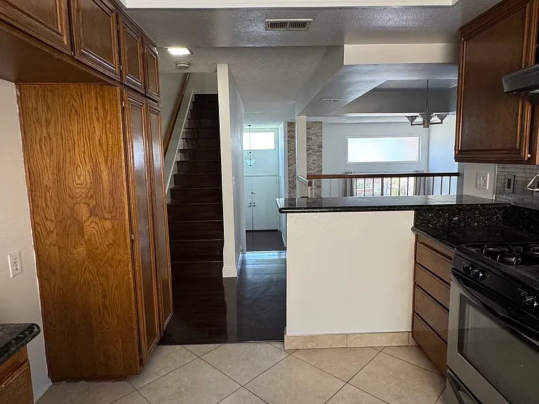 905 Michelle Ct — Photo 6