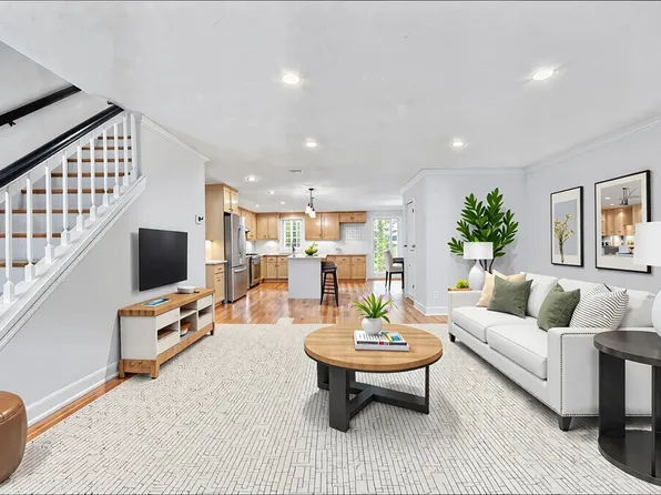 547 Washington St APT B18, Pembroke, MA 02359