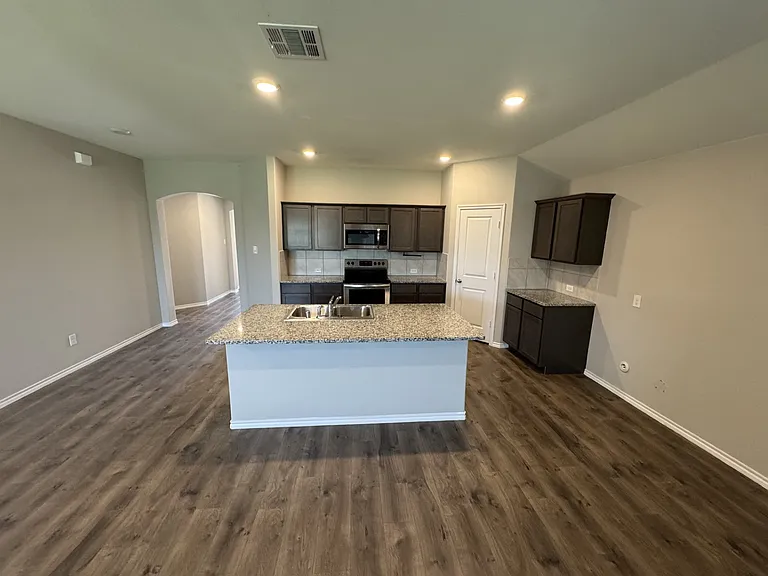 929 Alton Dr — Photo 4