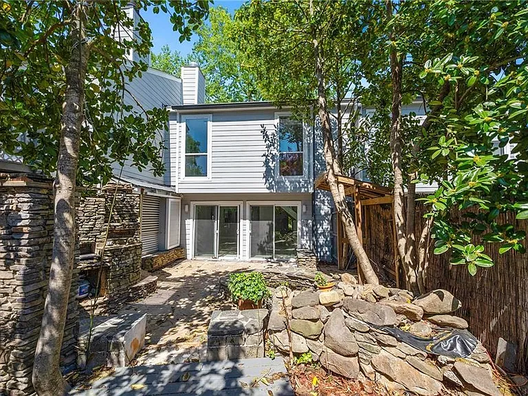 1009 Riverbend Club Dr SE — Photo 22