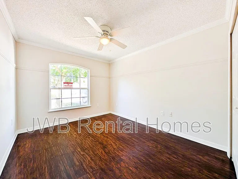 8227 Oak Crossing Dr W — Photo 11