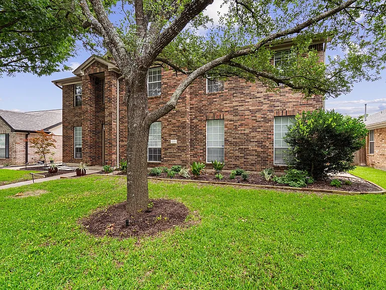 1203 Thackeray Ln — Photo 3