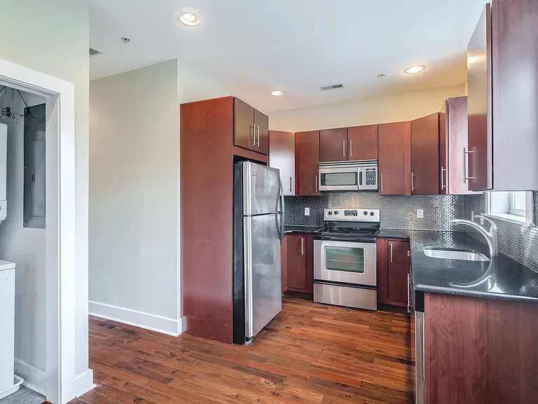 2633 Catharine Street — Photo 7