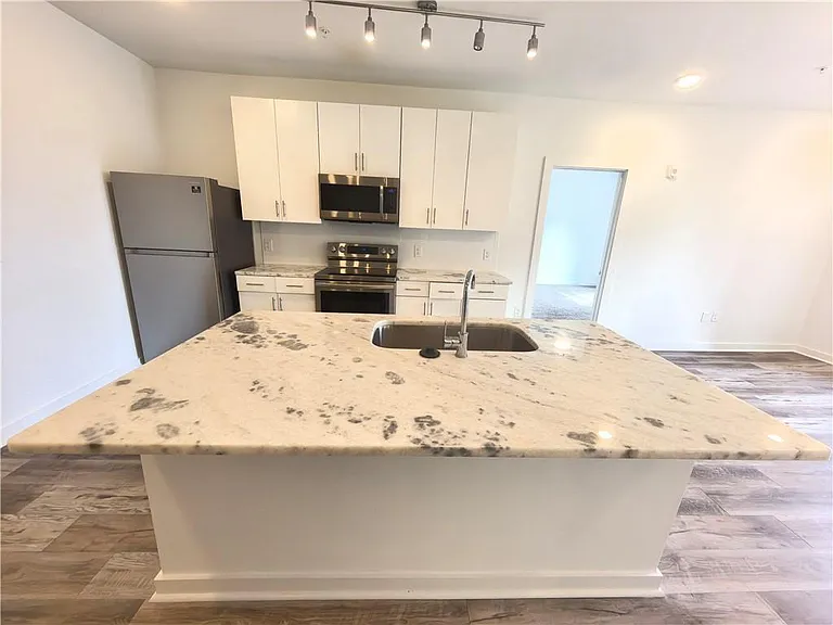525 Parkway Dr #401 — Photo 4