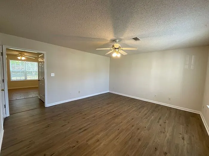 1608 Hallmark Hills Dr — Photo 3