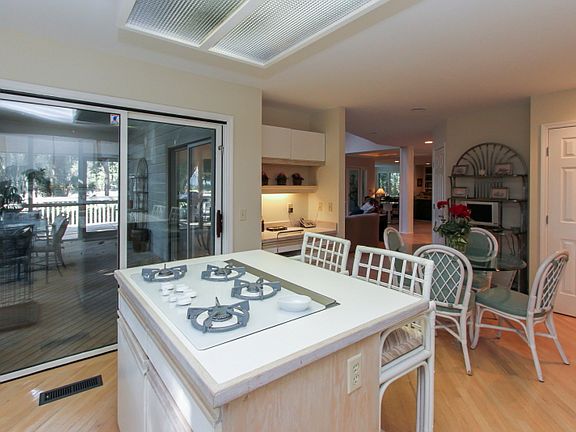 3rd image of 18 Woodbine Pl