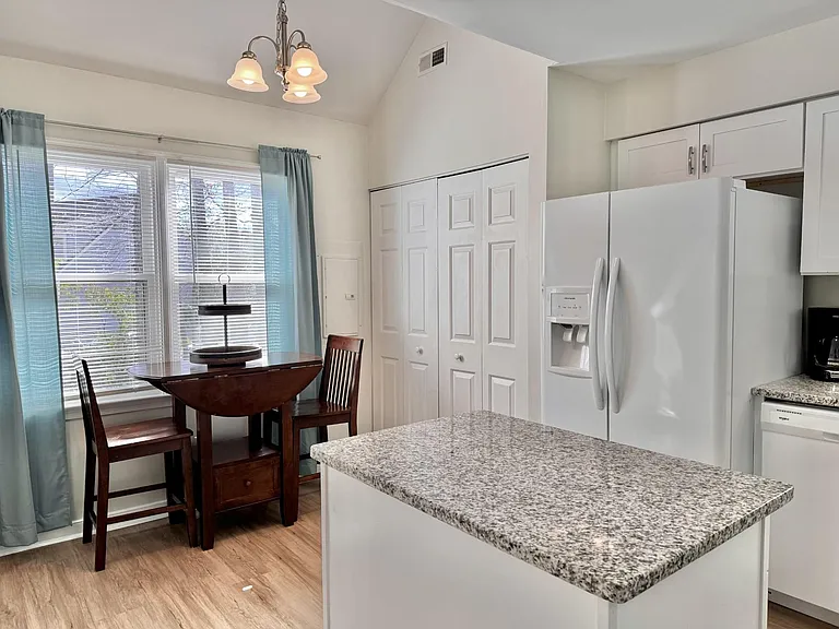 2524 Sutton Pl — Photo 7