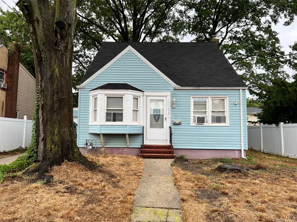 121 E Pennywood Avenue, Roosevelt, NY 11575