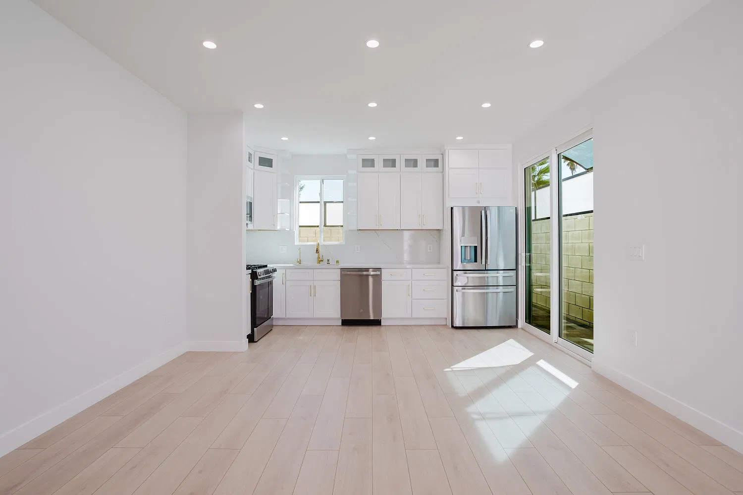 3 bed, 1200 sqft, $4,000 — Photo 1