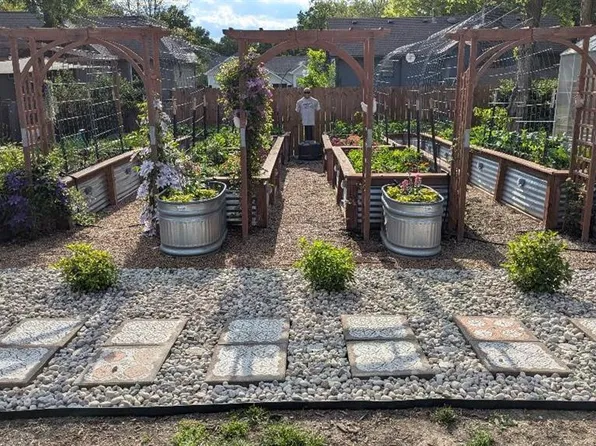 308 SE Colony Dr, Lees Summit, MO 64063