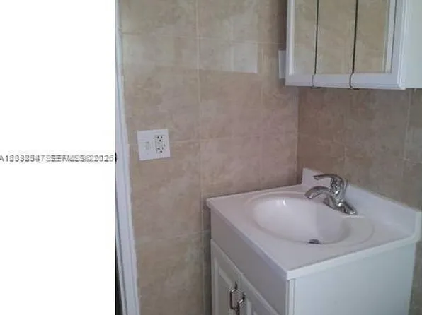 95 Edgewater Dr APT 201, Coral Gables, FL 33133
