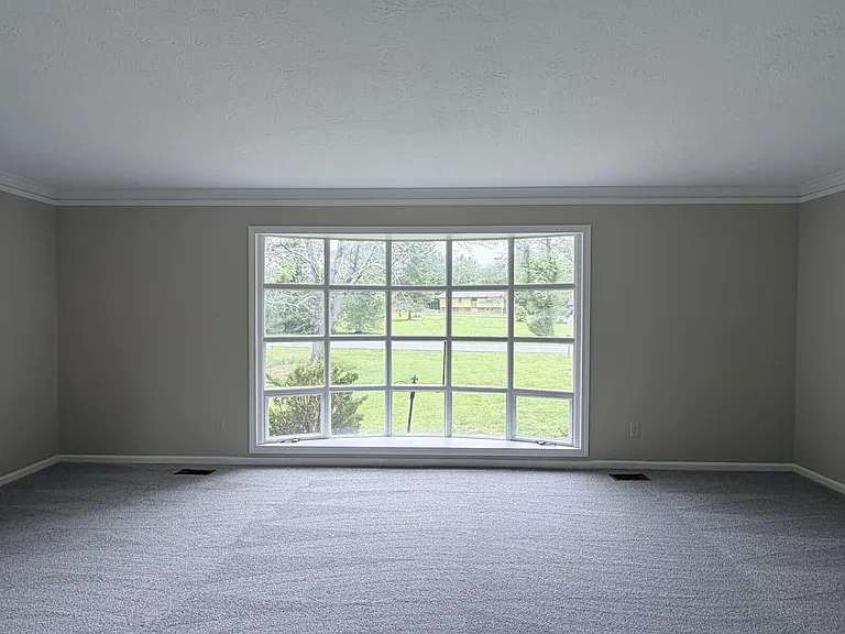725 Wildflower Ln — Photo 7