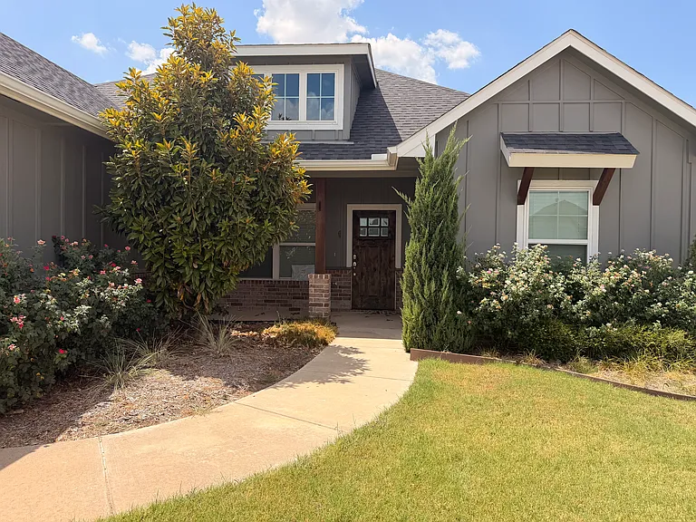 1202 Delmar Dr — Photo 2