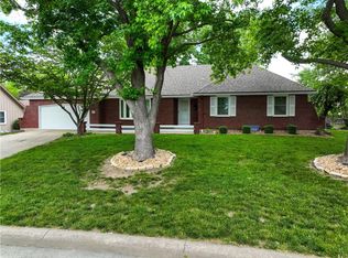 321 SE Ridgeview Dr, Lees Summit, MO 64063