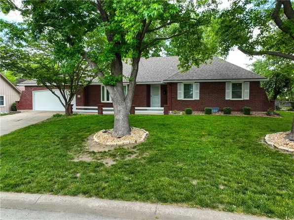 321 SE Ridgeview Dr, Lees Summit, MO 64063