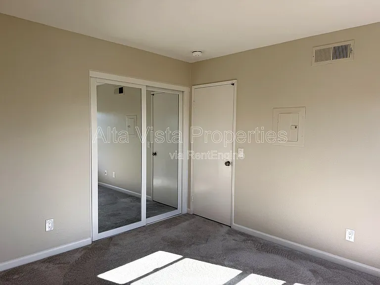11877 Spruce Run Dr #B — Photo 17