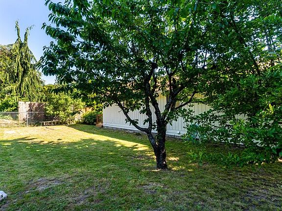 4th image of 1410 Rainbow Ln