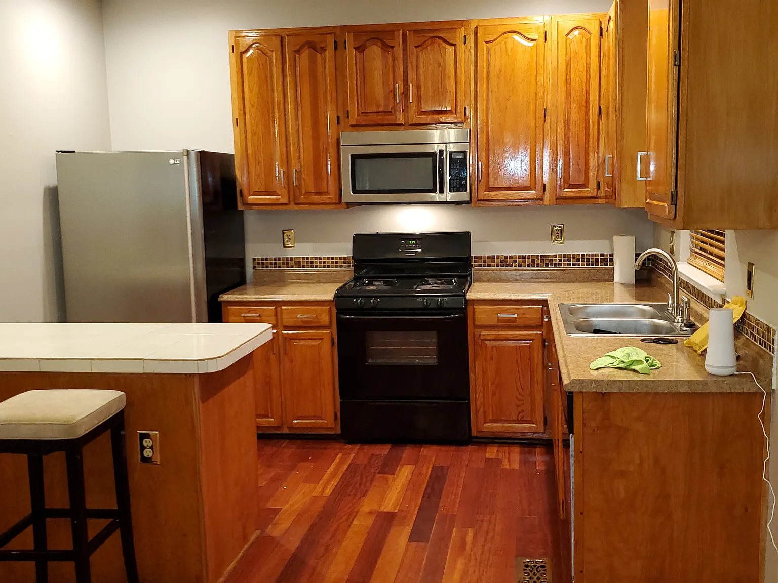 4 bed, 3.5 bath, 1350 sqft, $875 — Photo 2