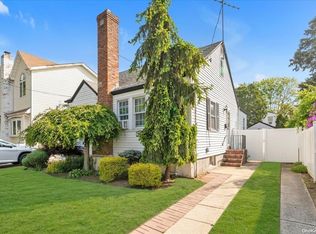 906 N 6th St, New Hyde Park, NY 11040