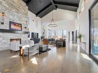 6949 Watsons Country Ln, Parkville, MO 64152