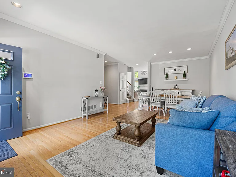 410 Fairview Way — Photo 6