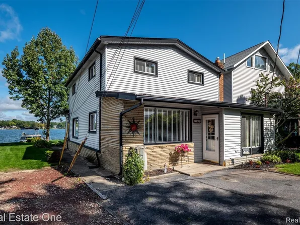 8798 Alsup Ave, Commerce Township, MI 48382