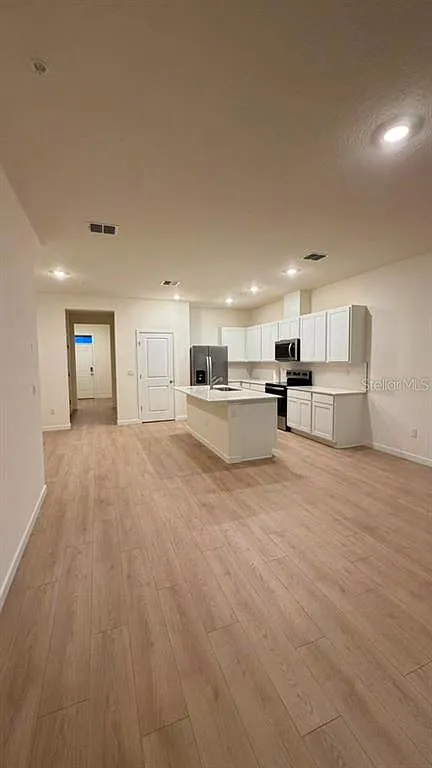 3 bed, 2.5 bath, 1673 sqft, $2,550 — Photo 3