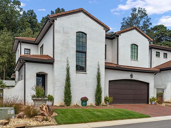 2nd image of 836 Villa Ln