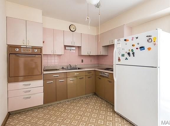 4th image of 23 Country Squire Ln